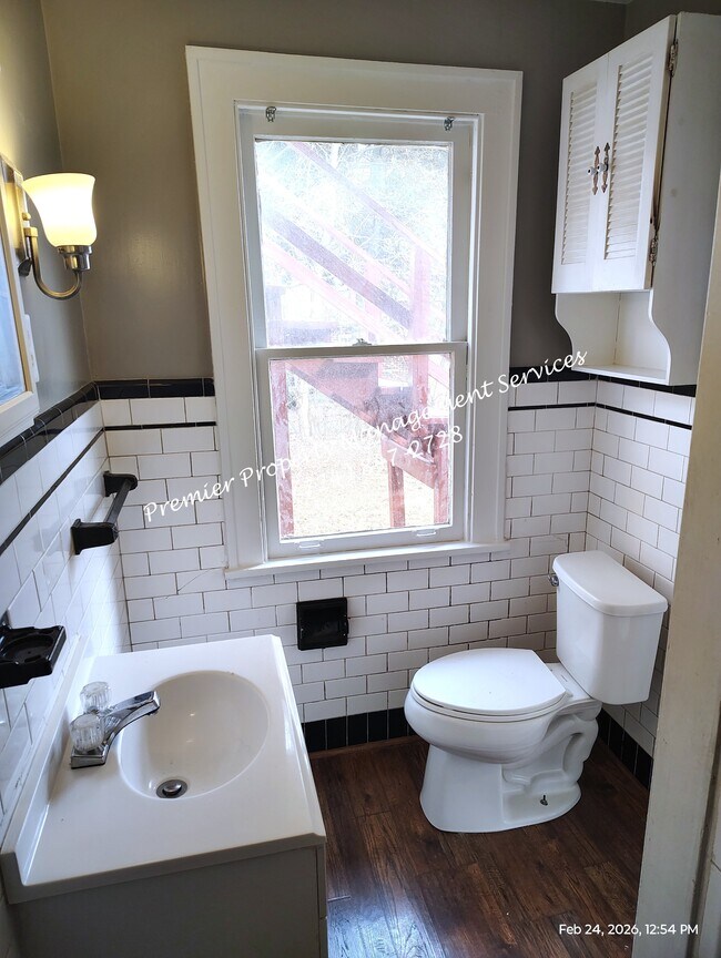 Building Photo - 903 23rd St