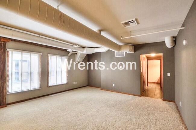 Building Photo - Beautiful Condo in the Heart of Downtown S...