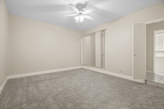 Building Photo - 304 E Adoue St