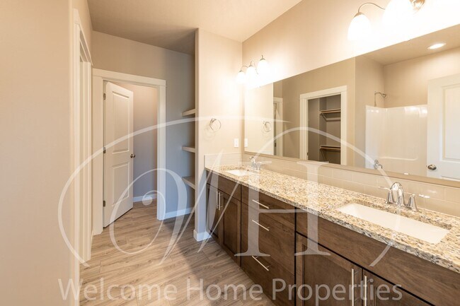 Building Photo - Brand NEW Home!  Overlooking the Golf Course!