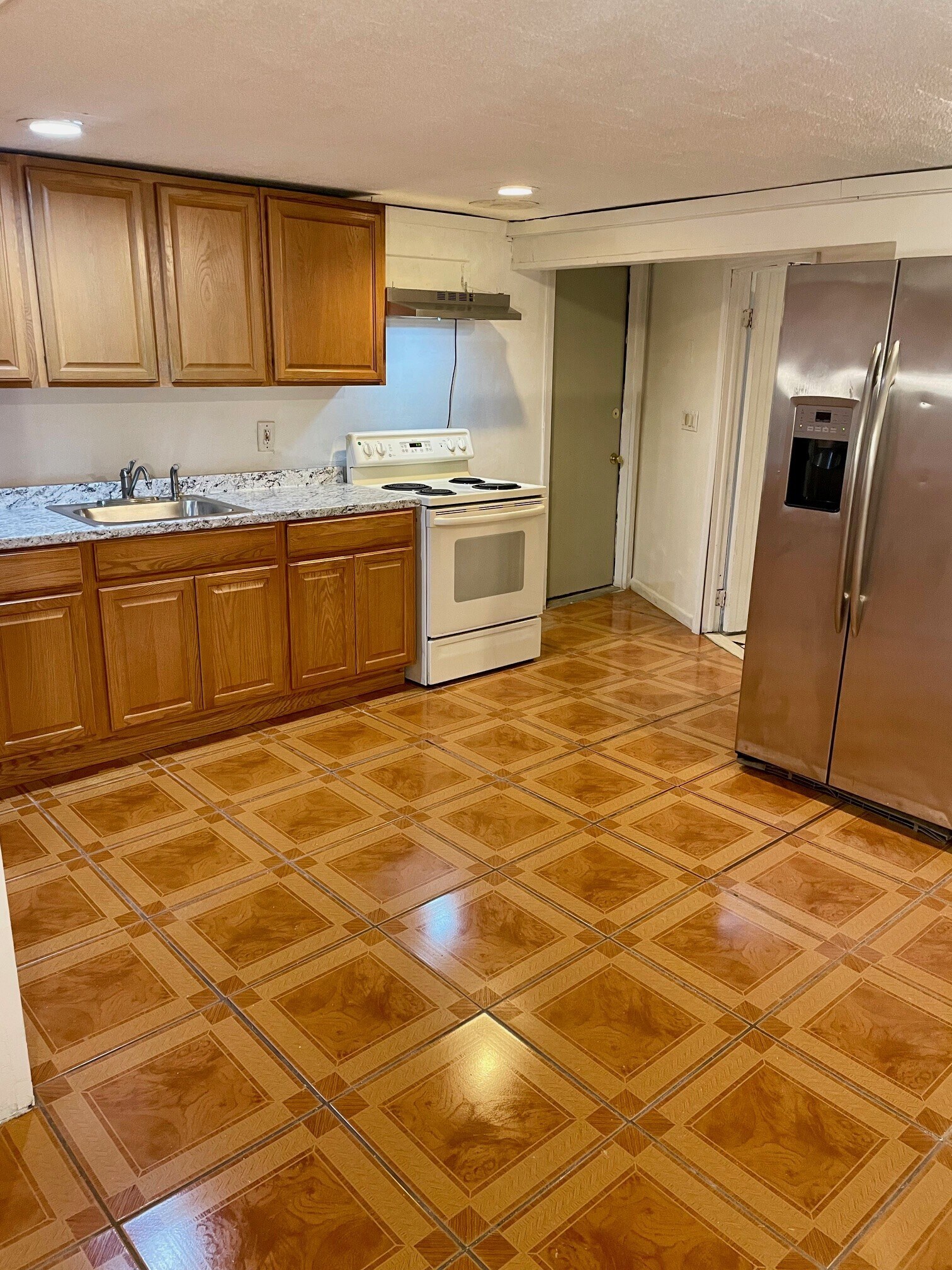 Kitchen - 1077 Martinstein Ave