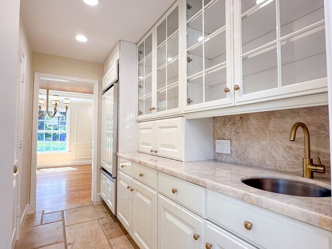 Building Photo - Exceptional Executive Estate With Pool and Tennis Court