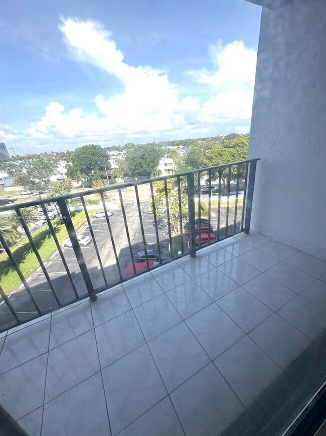 Building Photo - 1000 Parkview Dr