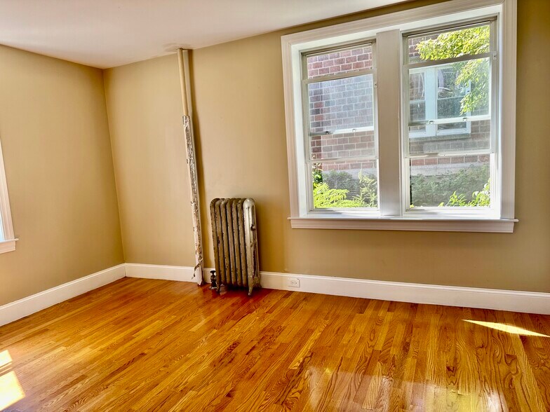 Building Photo - 72 Egmont St