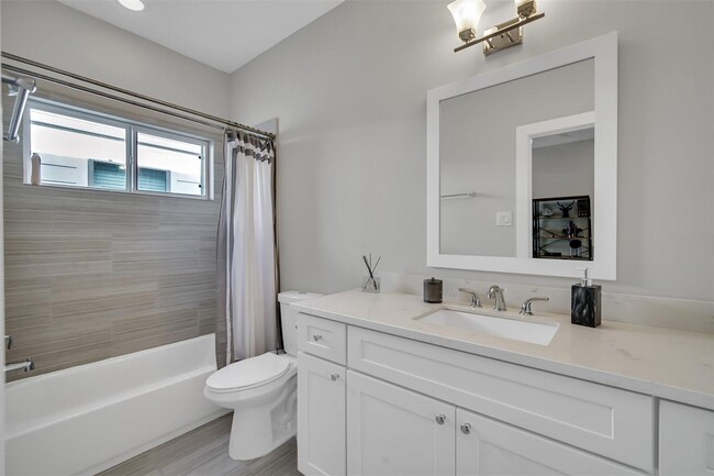 Building Photo - Stunning Like New Townhome Close to Med Ce...