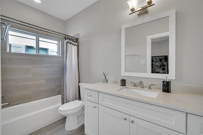 Building Photo - Stunning Like New Townhome Close to Med Center!