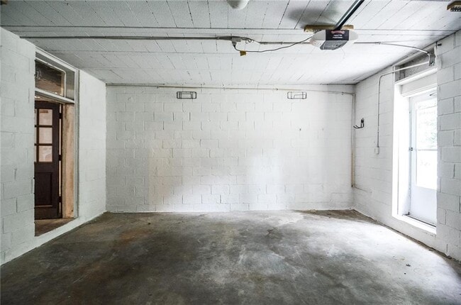 Building Photo - 2079 Street De Ville