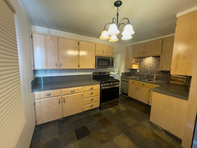 Building Photo - MOVE IN SPECIAL - Charming 2 Bed 1 Bath Home on Fenced Corner Lot in desired South Salem Neighbor...