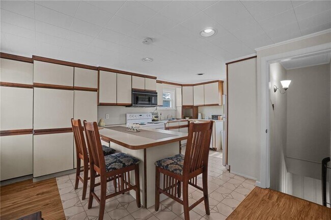 Building Photo - 8 Family Ln