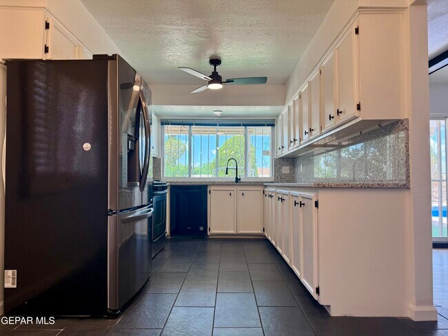 Building Photo - 1649 Lomaland Dr