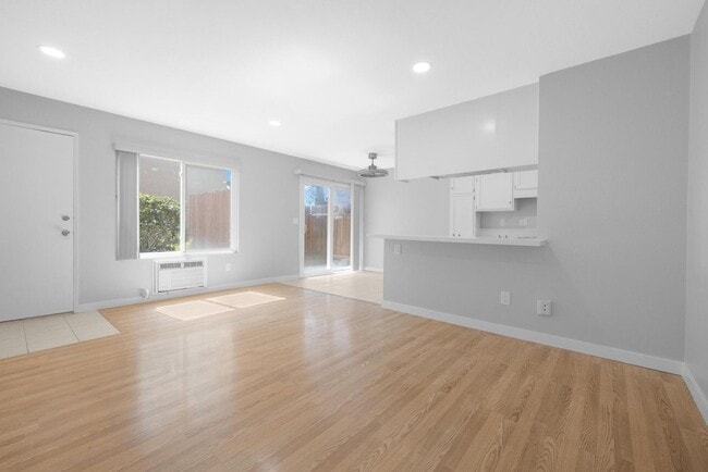 Building Photo - Modern 1BD Retreat with Dishwasher, Pool & Spa