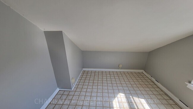 Building Photo - Cozy & Quaint 3 Bedroom House With Lots of Extras!