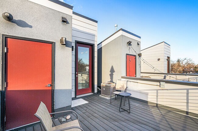 Building Photo - 1 Bed 1.5 Bath Townhome in West Highland Available!