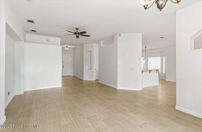 Building Photo - 558 Gardendale Cir SE