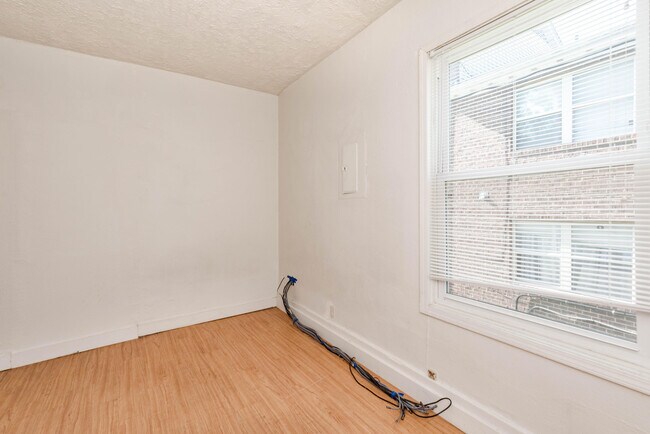 Building Photo - 213 Waugh St