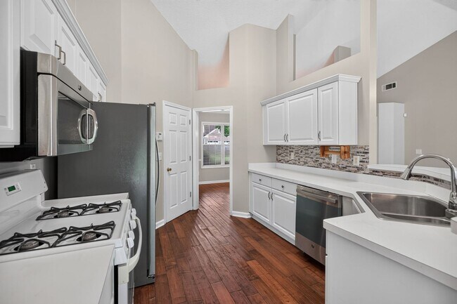 Building Photo - 390 Silverthorn Dr