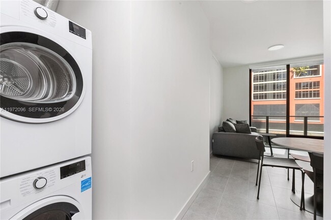 Building Photo - 121 NE 5th St