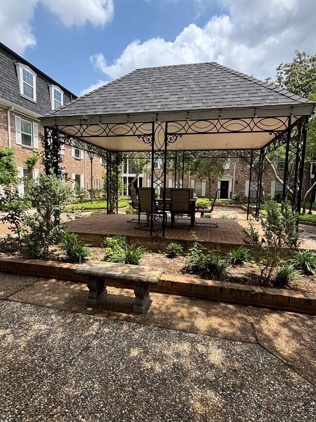 Building Photo - 357 N Post Oak Ln