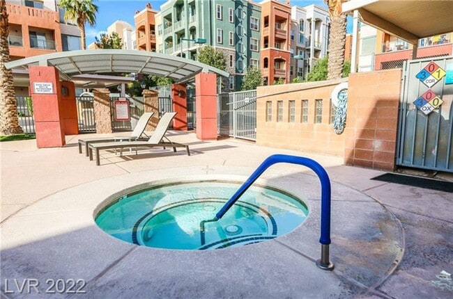 Building Photo - 2-Bedroom Corner Condo with Balcony & Amenities