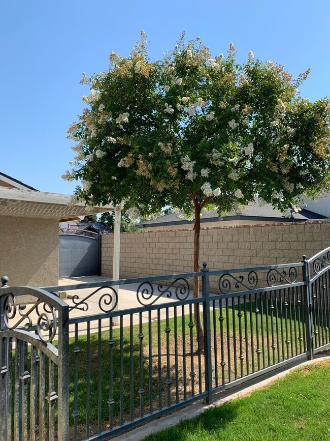 Building Photo - Beautiful 3 Bed West Bakersfield Home W/Po...