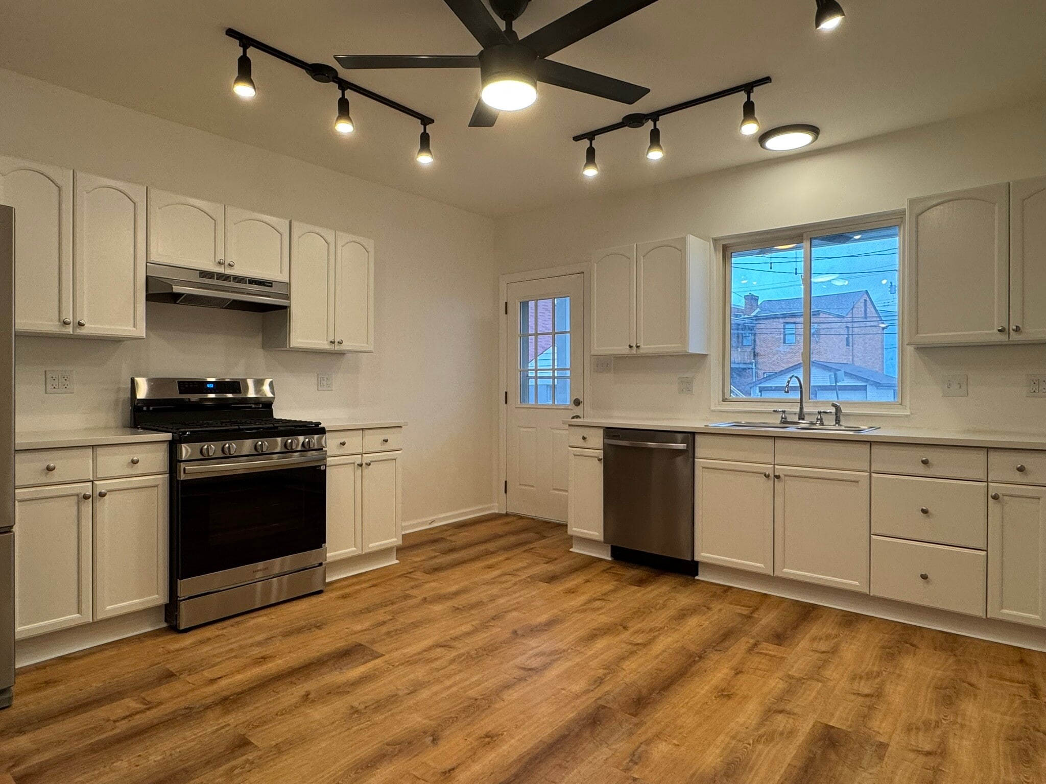 Building Photo - 16 Sycamore St