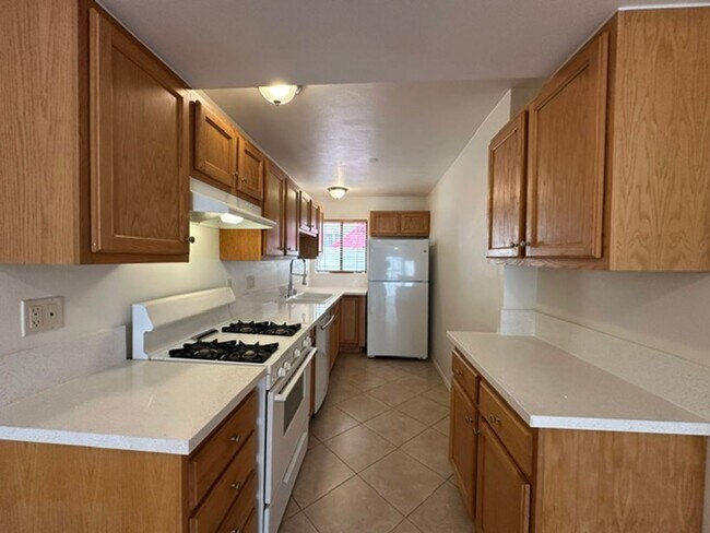 Building Photo - Calabasas 2+3 with bonus room located in a great community