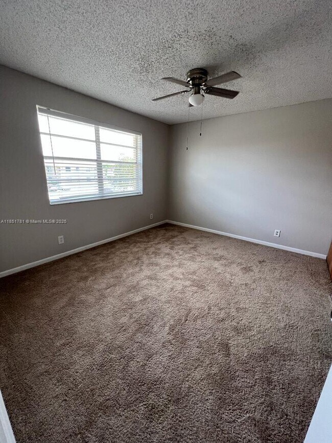 Building Photo - 9992 Twin Lakes Dr