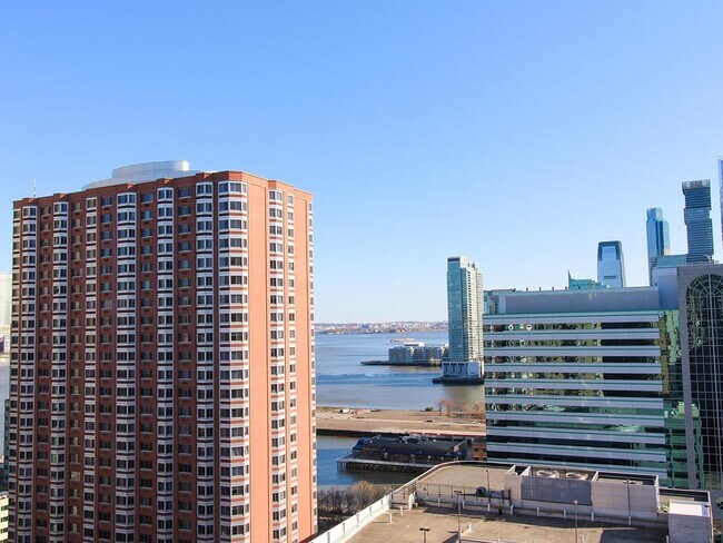 Building Photo - 45 River Dr S