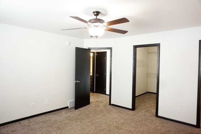 Building Photo - 3 Bed 3 Bath Twin Home