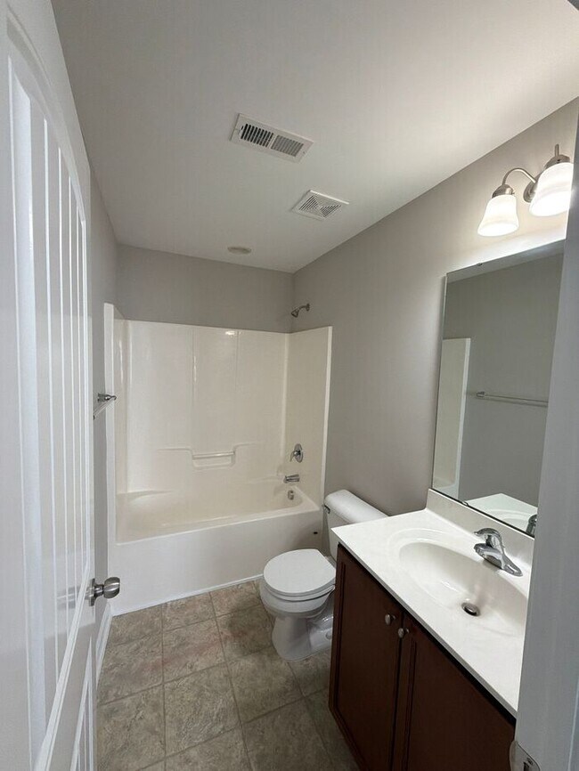 Building Photo - 3 Bedroom 2.5 Bath Town Home