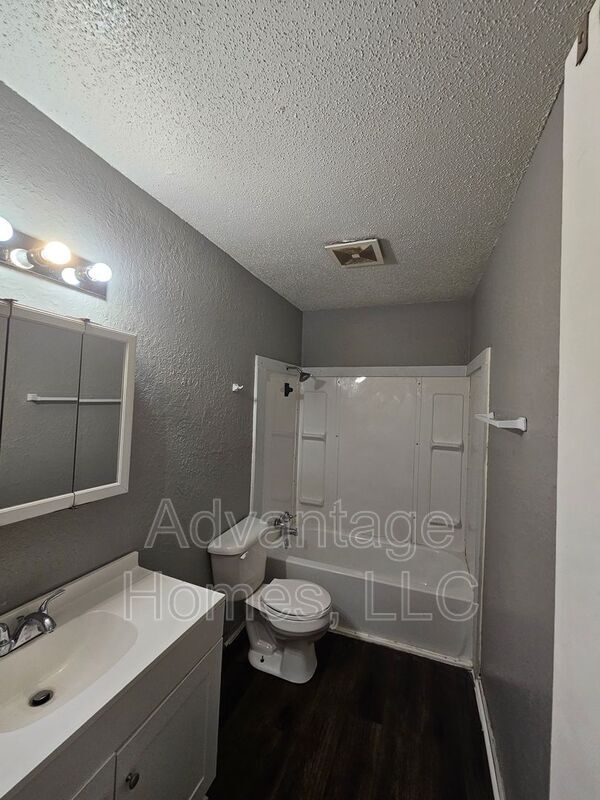 Building Photo - 711 N 70th St