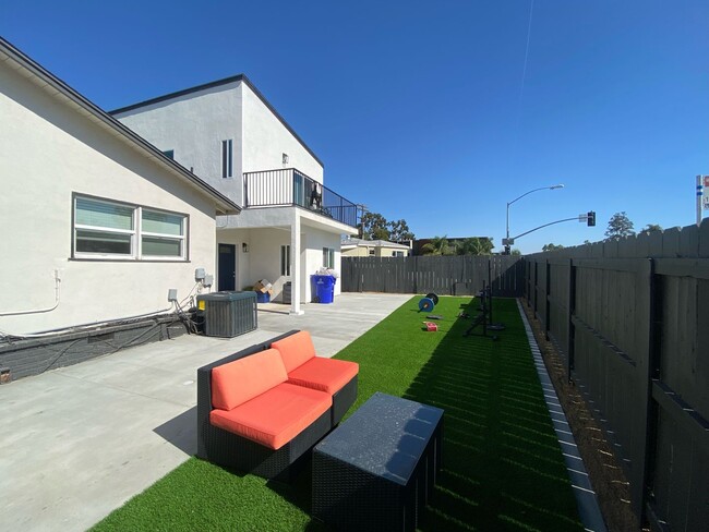 Building Photo - TV FURNISHED!! 4BD/2BA Private Yard and Off Street Parking!