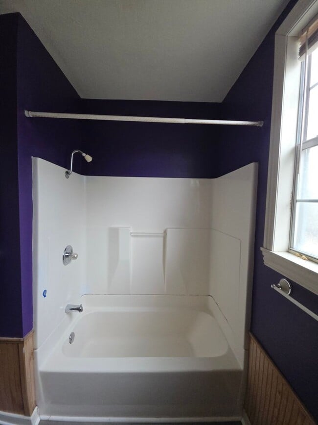 Building Photo - 217 W 7th St