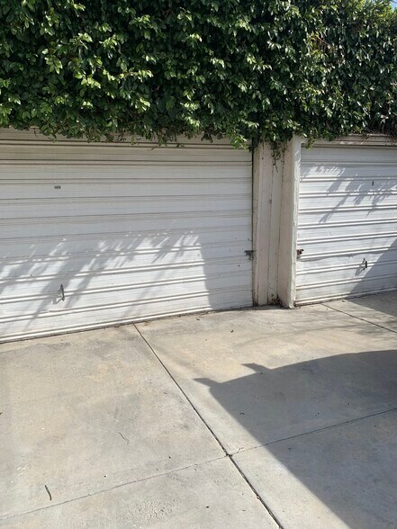 Building Garages - 824 1/2 S Curson Ave
