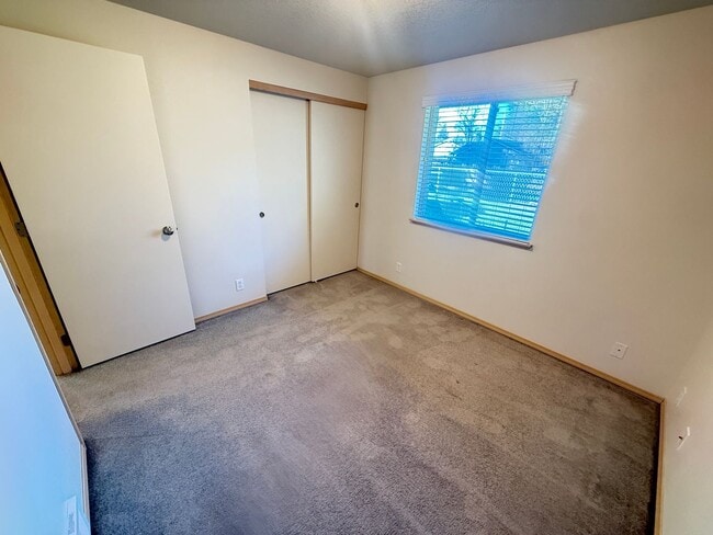 Building Photo - Updated 3 bedroom 2 bath house in Eugene!