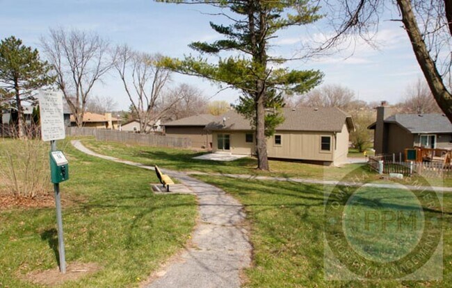 Building Photo - Millard 3 bed 3 bath with Park Access!