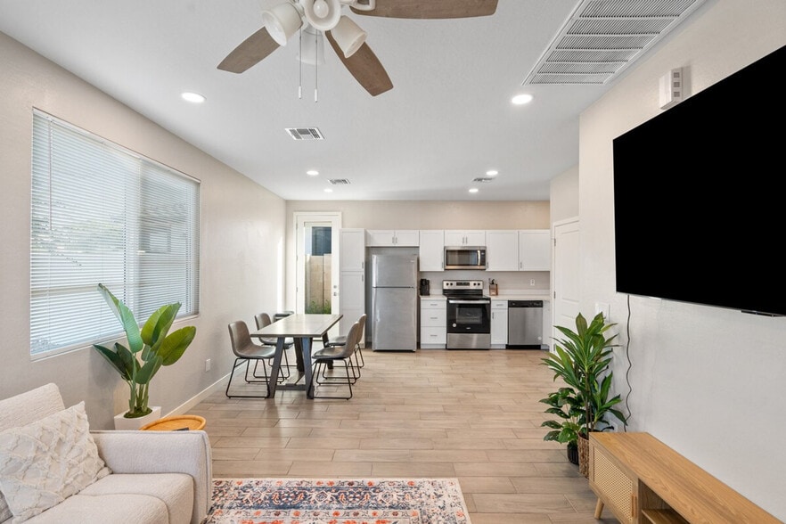 Building Photo - 6606 W Paradise Ln