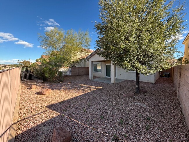 Building Photo - Gorgeous 3bed / 2.5bath home in the Silverstone Ranch community!