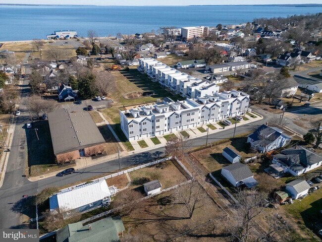 Building Photo - 308 Douglas Ave