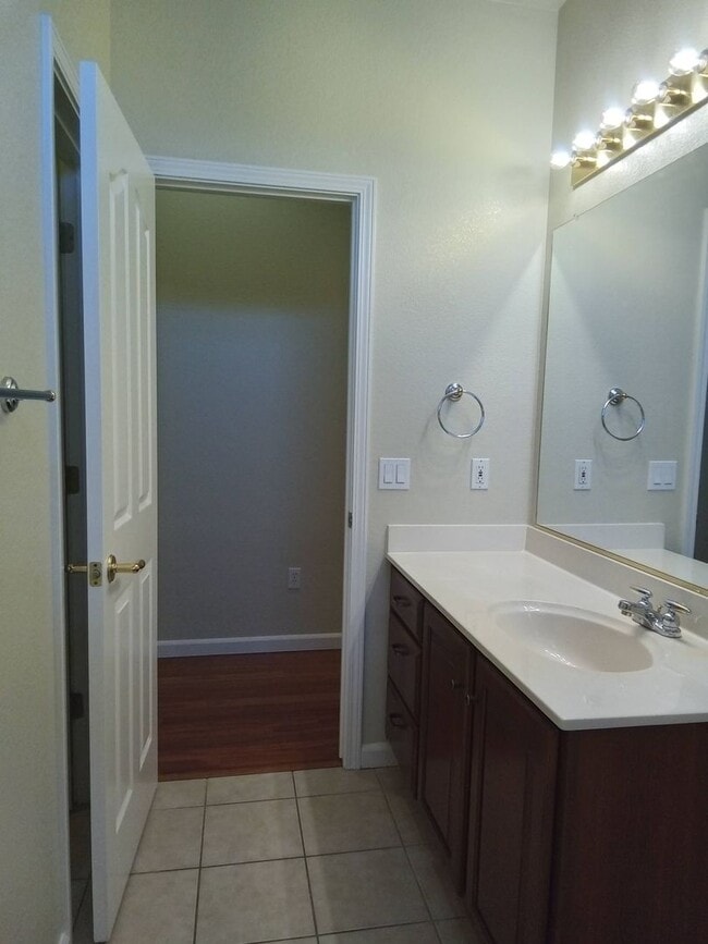 Building Photo - Gated: Single Story Heritage Oaks 3 Bedroom Plus Office/Den 3 Car Garage with lots of built in fo...