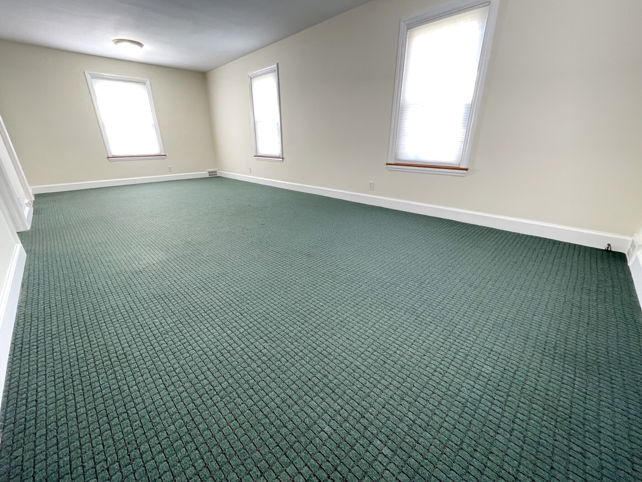 Living Room (11.5' x 25.5') - 355 Saratoga Rd