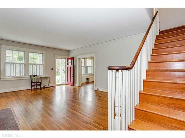 Building Photo - LARCHMONT