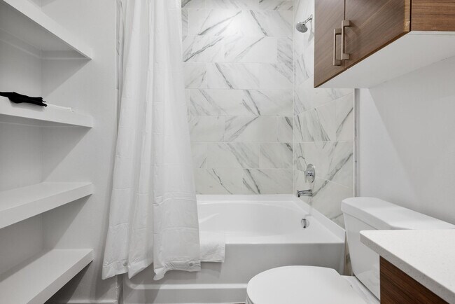 Building Photo - 2425 E Riverside Dr