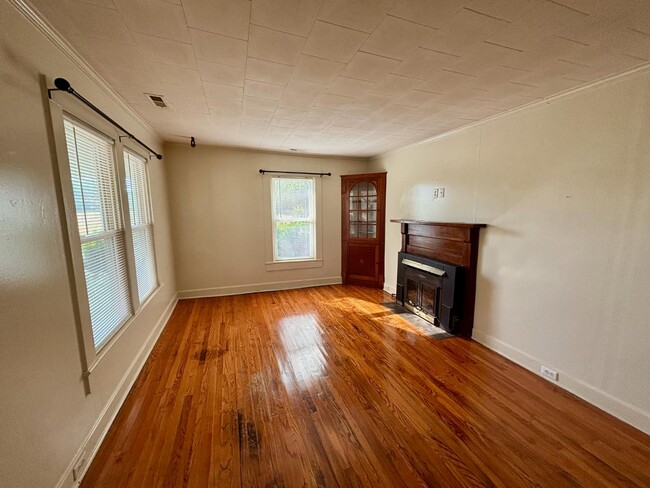 Building Photo - 6919 Deep Springs Rd