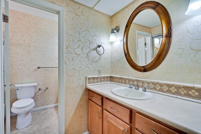 Building Photo - Large, Comfy 2BR, 2BA Condo with Convenient Location