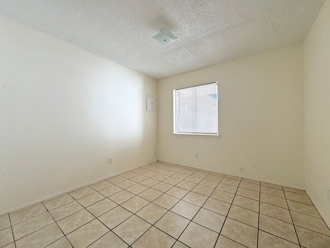 Building Photo - Northeast El Paso 3 bed