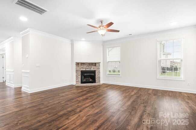 Building Photo - 1076 Thoroughbred Dr.
