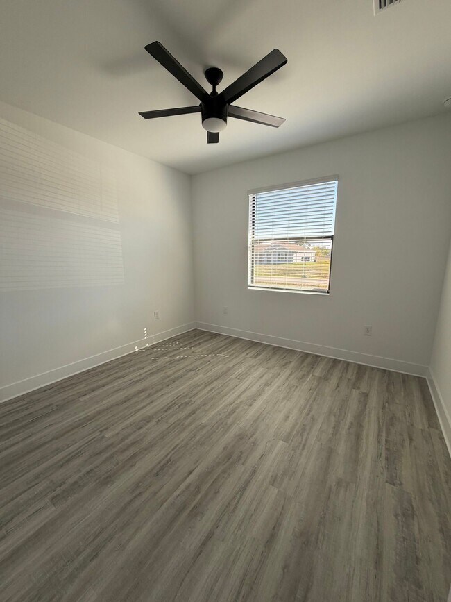 Building Photo - 4224 NE 22nd Pl