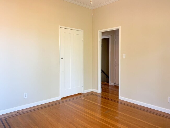 Building Photo - Exceptional Mountain View Home with Guest Suite Near Downtown