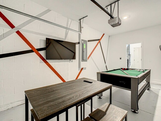 Building Photo - 570 Sticks St